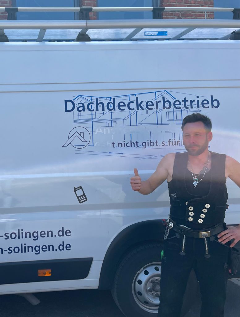 Mitarbeiter von Bedachungen Krüger vor dem Firmenfahrzeug