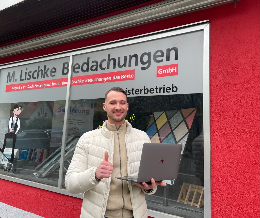 Dean Aaron Budde vor dem Schaufenster von M. Lischke Bedachungen GmbH