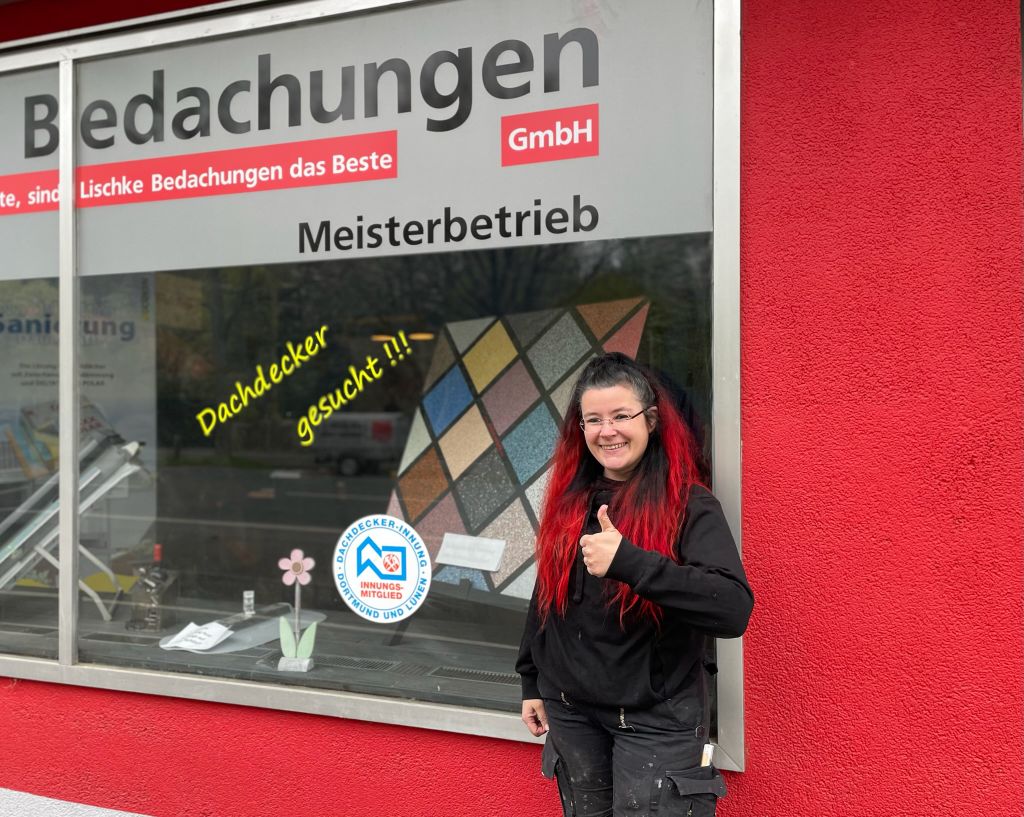 Mitarbeiterin von M. Lischke Bedachungen GmbH vor dem Schaufenster des Unternehmens